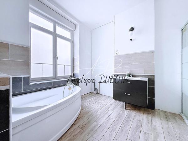 Belle maison de ville situé en centre ville de Lens, venez découvrir cette maison sur deux étages offrant de beaux volumes et une distribution fonctionnelle. Cette maison possède une terrasse avec un jardin !