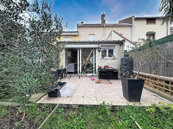Belle maison de ville situé en centre ville de Lens, venez découvrir cette maison sur deux étages offrant de beaux volumes et une distribution fonctionnelle. Cette maison possède une terrasse avec un jardin !