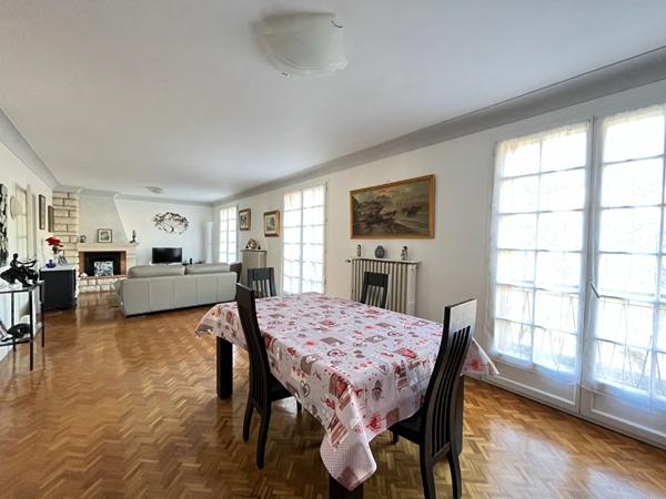 A vendre maison avec 5 chambres, garage, jardin et une vue sur PÉRIGUEUX 24000