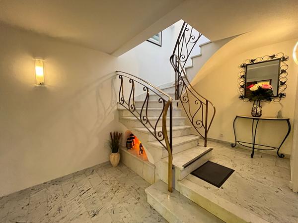 A vendre maison avec 5 chambres, garage, jardin et une vue sur PÉRIGUEUX 24000