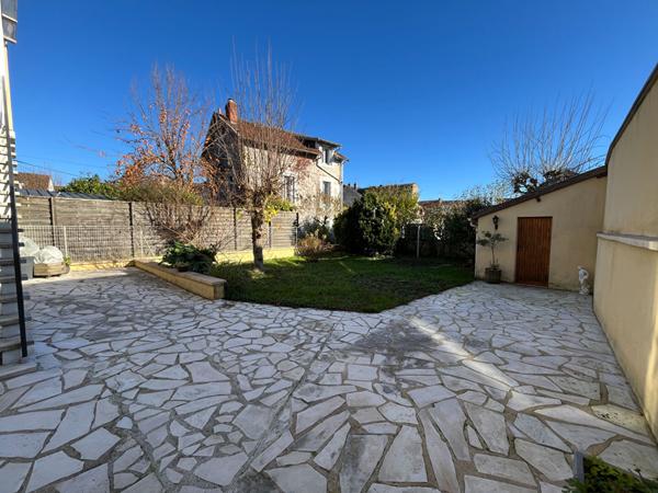 A vendre maison avec 5 chambres, garage, jardin et une vue sur PÉRIGUEUX 24000