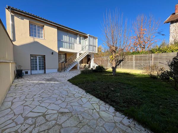 A vendre maison avec 5 chambres, garage, jardin et une vue sur PÉRIGUEUX 24000