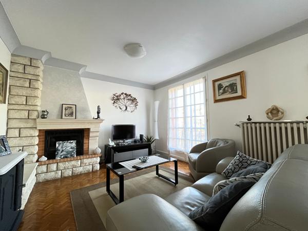 A vendre maison avec 5 chambres, garage, jardin et une vue sur PÉRIGUEUX 24000