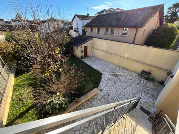 A vendre maison avec 5 chambres, garage, jardin et une vue sur PÉRIGUEUX 24000