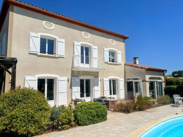Maison Familiale Indépendante avec Piscine et Jardins, à Proximité du Centre Ville