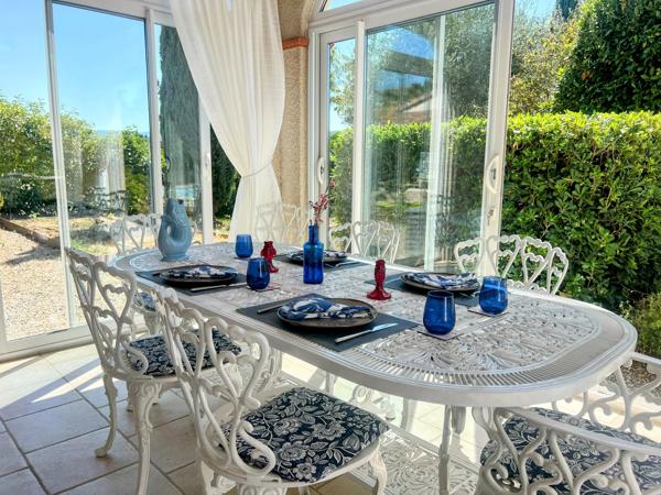 Maison Familiale Indépendante avec Piscine et Jardins, à Proximité du Centre Ville