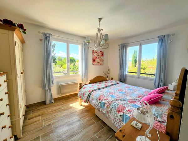 Maison Familiale Indépendante avec Piscine et Jardins, à Proximité du Centre Ville