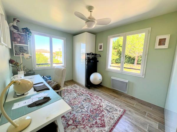 Maison Familiale Indépendante avec Piscine et Jardins, à Proximité du Centre Ville