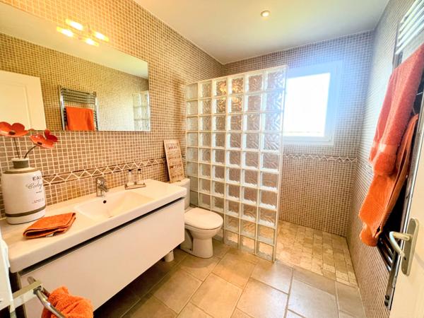 Maison Familiale Indépendante avec Piscine et Jardins, à Proximité du Centre Ville