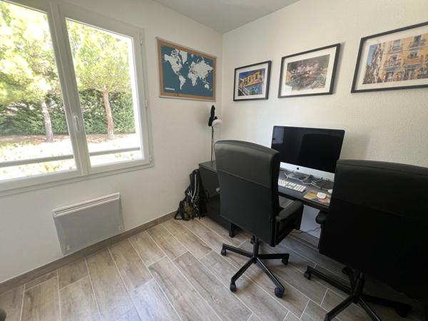 Maison Familiale Indépendante avec Piscine et Jardins, à Proximité du Centre Ville