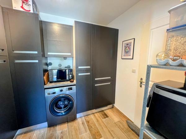 Maison Familiale Indépendante avec Piscine et Jardins, à Proximité du Centre Ville
