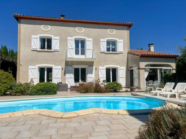Maison Familiale Indépendante avec Piscine et Jardins, à Proximité du Centre Ville