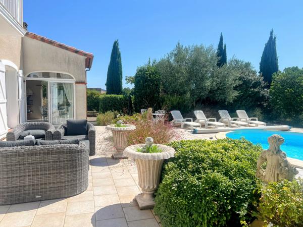 Maison Familiale Indépendante avec Piscine et Jardins, à Proximité du Centre Ville
