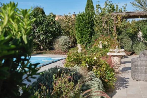 Maison Familiale Indépendante avec Piscine et Jardins, à Proximité du Centre Ville