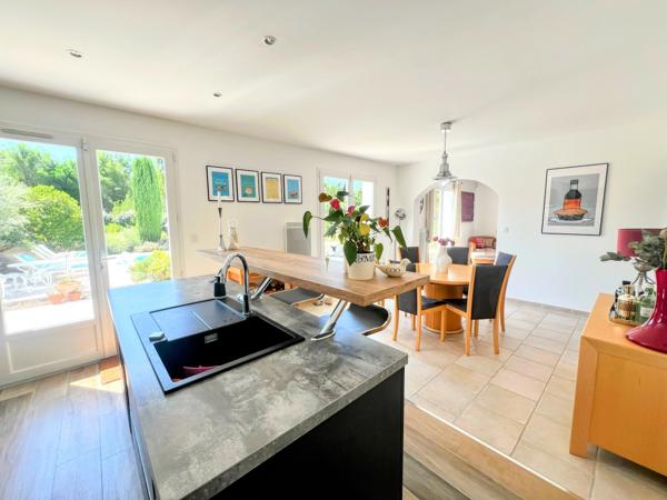 Maison Familiale Indépendante avec Piscine et Jardins, à Proximité du Centre Ville