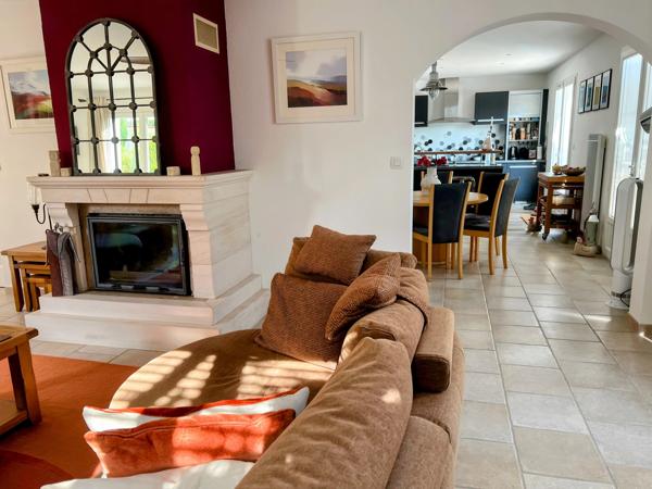 Maison Familiale Indépendante avec Piscine et Jardins, à Proximité du Centre Ville