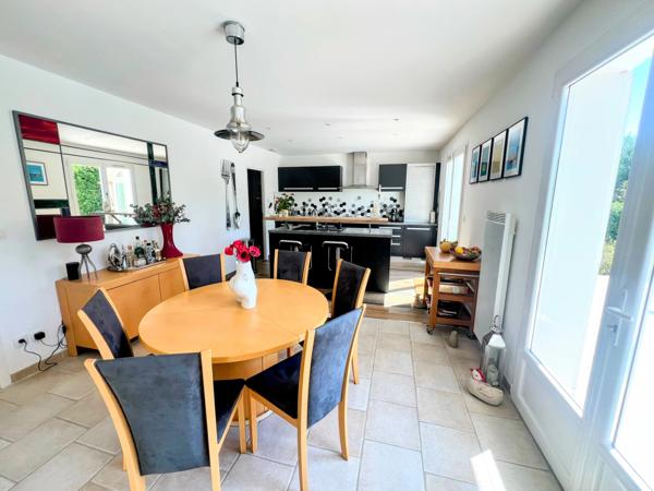 Maison Familiale Indépendante avec Piscine et Jardins, à Proximité du Centre Ville