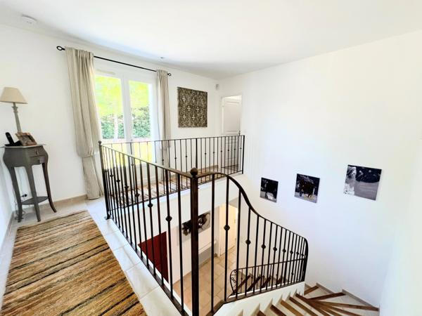Maison Familiale Indépendante avec Piscine et Jardins, à Proximité du Centre Ville