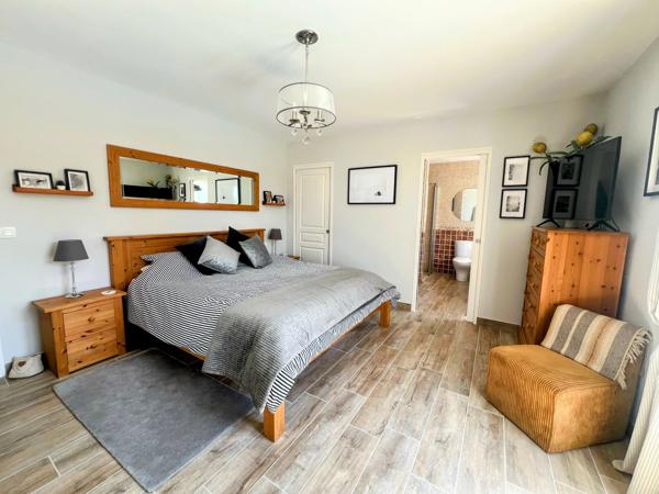 Maison Familiale Indépendante avec Piscine et Jardins, à Proximité du Centre Ville
