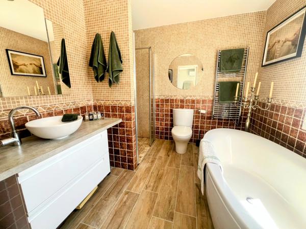 Maison Familiale Indépendante avec Piscine et Jardins, à Proximité du Centre Ville