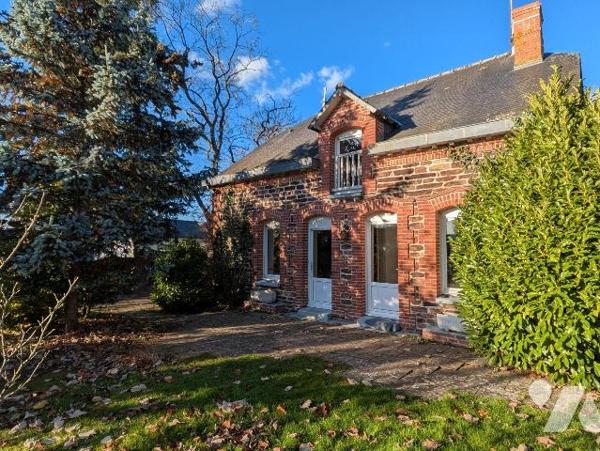 Au coeur du centre de Crevin, découvrez cette maison ancienne entièrement rénovée, un bien rare...