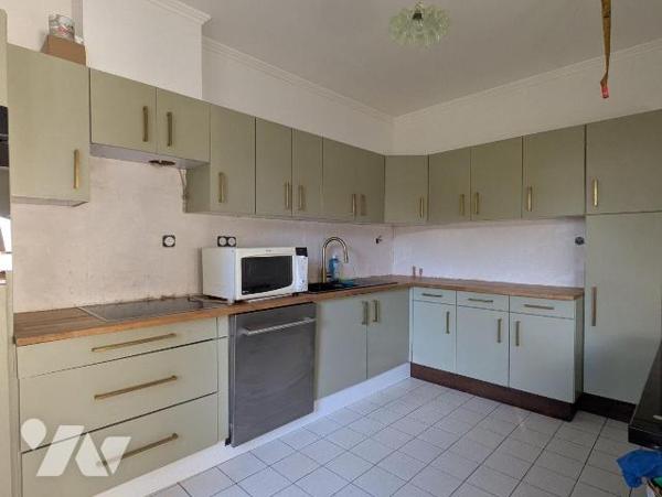 Au coeur du centre de Crevin, découvrez cette maison ancienne entièrement rénovée, un bien rare...