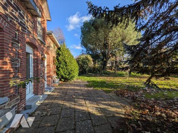 Au coeur du centre de Crevin, découvrez cette maison ancienne entièrement rénovée, un bien rare...