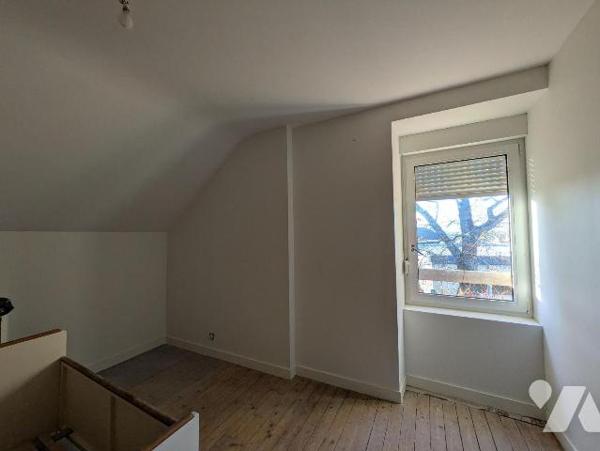 Au coeur du centre de Crevin, découvrez cette maison ancienne entièrement rénovée, un bien rare...