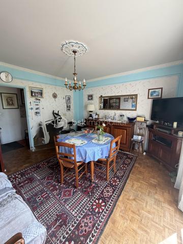 Situé au cœur du quartier de Gambetta , dans une résidence privée et sécurisée ( résidence Gambetta), découvrez cette appartement de type T3 offrant 
un cadre de vie agréable et pratique.
L'appartement se compose d'une entrée desservant un lumineux séjour, deux chambres confortables, une cuisine indépendante, une salle d'eau ainsi qu'un WC séparé.

Vous bénéficierez également d'une cave privative, idéale pour le stockage, ainsi que d'une place de parking privatisée, un véritable atout au quotidien.

La résidence est appréciée pour son environnement calme et entretenu. Vous profiterez d'une situation privilégiée à proximité immédiate des commerces, des établissements scolaires et des transports en commun, facilitant tous vos déplacements.

Les atouts du bien :

    Appartement T3 fonctionnel et lumineux

    Séjour agréable

    Deux chambres

    Salle d'eau et WC séparé

    Cave privative

    Place de parking réservée

    Résidence privée et sécurisée

    Commerces de proximité

    Écoles accessibles à pied

    Transports à proximité


Une belle opportunité pour une résidence principale ou un investissement locatif.

Pour plus d'informations ou organiser une visite, contactez-nous dès maintenant.