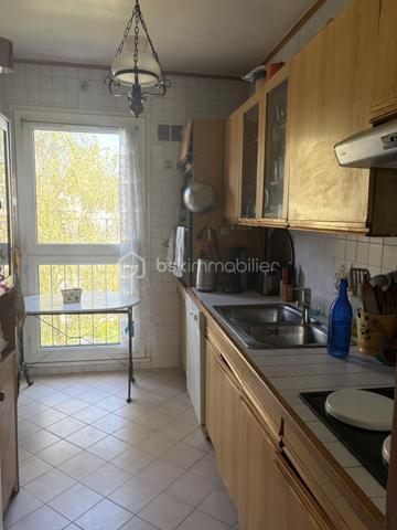 Situé au cœur du quartier de Gambetta , dans une résidence privée et sécurisée ( résidence Gambetta), découvrez cette appartement de type T3 offrant 
un cadre de vie agréable et pratique.
L'appartement se compose d'une entrée desservant un lumineux séjour, deux chambres confortables, une cuisine indépendante, une salle d'eau ainsi qu'un WC séparé.

Vous bénéficierez également d'une cave privative, idéale pour le stockage, ainsi que d'une place de parking privatisée, un véritable atout au quotidien.

La résidence est appréciée pour son environnement calme et entretenu. Vous profiterez d'une situation privilégiée à proximité immédiate des commerces, des établissements scolaires et des transports en commun, facilitant tous vos déplacements.

Les atouts du bien :

    Appartement T3 fonctionnel et lumineux

    Séjour agréable

    Deux chambres

    Salle d'eau et WC séparé

    Cave privative

    Place de parking réservée

    Résidence privée et sécurisée

    Commerces de proximité

    Écoles accessibles à pied

    Transports à proximité


Une belle opportunité pour une résidence principale ou un investissement locatif.

Pour plus d'informations ou organiser une visite, contactez-nous dès maintenant.