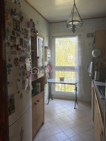 Situé au cœur du quartier de Gambetta , dans une résidence privée et sécurisée ( résidence Gambetta), découvrez cette appartement de type T3 offrant 
un cadre de vie agréable et pratique.
L'appartement se compose d'une entrée desservant un lumineux séjour, deux chambres confortables, une cuisine indépendante, une salle d'eau ainsi qu'un WC séparé.

Vous bénéficierez également d'une cave privative, idéale pour le stockage, ainsi que d'une place de parking privatisée, un véritable atout au quotidien.

La résidence est appréciée pour son environnement calme et entretenu. Vous profiterez d'une situation privilégiée à proximité immédiate des commerces, des établissements scolaires et des transports en commun, facilitant tous vos déplacements.

Les atouts du bien :

    Appartement T3 fonctionnel et lumineux

    Séjour agréable

    Deux chambres

    Salle d'eau et WC séparé

    Cave privative

    Place de parking réservée

    Résidence privée et sécurisée

    Commerces de proximité

    Écoles accessibles à pied

    Transports à proximité


Une belle opportunité pour une résidence principale ou un investissement locatif.

Pour plus d'informations ou organiser une visite, contactez-nous dès maintenant.