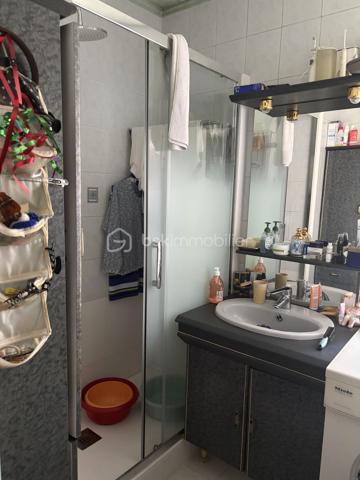 Situé au cœur du quartier de Gambetta , dans une résidence privée et sécurisée ( résidence Gambetta), découvrez cette appartement de type T3 offrant 
un cadre de vie agréable et pratique.
L'appartement se compose d'une entrée desservant un lumineux séjour, deux chambres confortables, une cuisine indépendante, une salle d'eau ainsi qu'un WC séparé.

Vous bénéficierez également d'une cave privative, idéale pour le stockage, ainsi que d'une place de parking privatisée, un véritable atout au quotidien.

La résidence est appréciée pour son environnement calme et entretenu. Vous profiterez d'une situation privilégiée à proximité immédiate des commerces, des établissements scolaires et des transports en commun, facilitant tous vos déplacements.

Les atouts du bien :

    Appartement T3 fonctionnel et lumineux

    Séjour agréable

    Deux chambres

    Salle d'eau et WC séparé

    Cave privative

    Place de parking réservée

    Résidence privée et sécurisée

    Commerces de proximité

    Écoles accessibles à pied

    Transports à proximité


Une belle opportunité pour une résidence principale ou un investissement locatif.

Pour plus d'informations ou organiser une visite, contactez-nous dès maintenant.