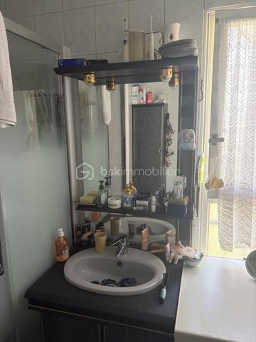Situé au cœur du quartier de Gambetta , dans une résidence privée et sécurisée ( résidence Gambetta), découvrez cette appartement de type T3 offrant 
un cadre de vie agréable et pratique.
L'appartement se compose d'une entrée desservant un lumineux séjour, deux chambres confortables, une cuisine indépendante, une salle d'eau ainsi qu'un WC séparé.

Vous bénéficierez également d'une cave privative, idéale pour le stockage, ainsi que d'une place de parking privatisée, un véritable atout au quotidien.

La résidence est appréciée pour son environnement calme et entretenu. Vous profiterez d'une situation privilégiée à proximité immédiate des commerces, des établissements scolaires et des transports en commun, facilitant tous vos déplacements.

Les atouts du bien :

    Appartement T3 fonctionnel et lumineux

    Séjour agréable

    Deux chambres

    Salle d'eau et WC séparé

    Cave privative

    Place de parking réservée

    Résidence privée et sécurisée

    Commerces de proximité

    Écoles accessibles à pied

    Transports à proximité


Une belle opportunité pour une résidence principale ou un investissement locatif.

Pour plus d'informations ou organiser une visite, contactez-nous dès maintenant.