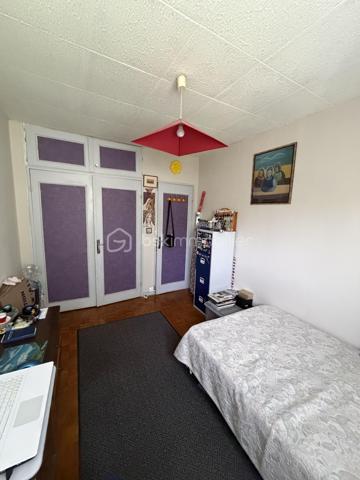 Situé au cœur du quartier de Gambetta , dans une résidence privée et sécurisée ( résidence Gambetta), découvrez cette appartement de type T3 offrant 
un cadre de vie agréable et pratique.
L'appartement se compose d'une entrée desservant un lumineux séjour, deux chambres confortables, une cuisine indépendante, une salle d'eau ainsi qu'un WC séparé.

Vous bénéficierez également d'une cave privative, idéale pour le stockage, ainsi que d'une place de parking privatisée, un véritable atout au quotidien.

La résidence est appréciée pour son environnement calme et entretenu. Vous profiterez d'une situation privilégiée à proximité immédiate des commerces, des établissements scolaires et des transports en commun, facilitant tous vos déplacements.

Les atouts du bien :

    Appartement T3 fonctionnel et lumineux

    Séjour agréable

    Deux chambres

    Salle d'eau et WC séparé

    Cave privative

    Place de parking réservée

    Résidence privée et sécurisée

    Commerces de proximité

    Écoles accessibles à pied

    Transports à proximité


Une belle opportunité pour une résidence principale ou un investissement locatif.

Pour plus d'informations ou organiser une visite, contactez-nous dès maintenant.