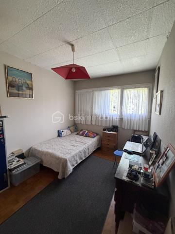 Situé au cœur du quartier de Gambetta , dans une résidence privée et sécurisée ( résidence Gambetta), découvrez cette appartement de type T3 offrant 
un cadre de vie agréable et pratique.
L'appartement se compose d'une entrée desservant un lumineux séjour, deux chambres confortables, une cuisine indépendante, une salle d'eau ainsi qu'un WC séparé.

Vous bénéficierez également d'une cave privative, idéale pour le stockage, ainsi que d'une place de parking privatisée, un véritable atout au quotidien.

La résidence est appréciée pour son environnement calme et entretenu. Vous profiterez d'une situation privilégiée à proximité immédiate des commerces, des établissements scolaires et des transports en commun, facilitant tous vos déplacements.

Les atouts du bien :

    Appartement T3 fonctionnel et lumineux

    Séjour agréable

    Deux chambres

    Salle d'eau et WC séparé

    Cave privative

    Place de parking réservée

    Résidence privée et sécurisée

    Commerces de proximité

    Écoles accessibles à pied

    Transports à proximité


Une belle opportunité pour une résidence principale ou un investissement locatif.

Pour plus d'informations ou organiser une visite, contactez-nous dès maintenant.