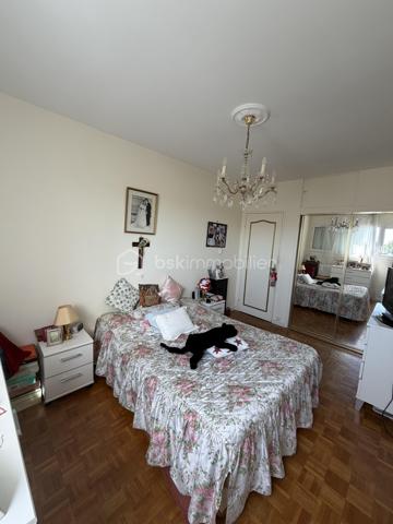 Situé au cœur du quartier de Gambetta , dans une résidence privée et sécurisée ( résidence Gambetta), découvrez cette appartement de type T3 offrant 
un cadre de vie agréable et pratique.
L'appartement se compose d'une entrée desservant un lumineux séjour, deux chambres confortables, une cuisine indépendante, une salle d'eau ainsi qu'un WC séparé.

Vous bénéficierez également d'une cave privative, idéale pour le stockage, ainsi que d'une place de parking privatisée, un véritable atout au quotidien.

La résidence est appréciée pour son environnement calme et entretenu. Vous profiterez d'une situation privilégiée à proximité immédiate des commerces, des établissements scolaires et des transports en commun, facilitant tous vos déplacements.

Les atouts du bien :

    Appartement T3 fonctionnel et lumineux

    Séjour agréable

    Deux chambres

    Salle d'eau et WC séparé

    Cave privative

    Place de parking réservée

    Résidence privée et sécurisée

    Commerces de proximité

    Écoles accessibles à pied

    Transports à proximité


Une belle opportunité pour une résidence principale ou un investissement locatif.

Pour plus d'informations ou organiser une visite, contactez-nous dès maintenant.