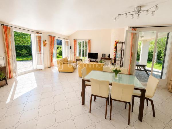 Vous ne pourrez que succomber au charme de cette superbe maison familiale aux volumes exceptionnels, parfaitement entretenue et idéalement située dans un environnement privilégié et verdoyant.

Dès l’entrée, vous serez séduits par ses beaux espaces et sa luminosité. La vaste pièce de vie cathédrale traversante, agrémentée d’une cheminée, offre une atmosphère chaleureuse et conviviale avec un accès direct aux terrasses et au jardin.

La cuisine aménagée et équipée complète parfaitement cet espace de vie pensé pour le confort de toute la famille.

Le rez-de-chaussée propose un espace nuit idéal avec 4 chambres, dont une magnifique suite parentale disposant de sa salle d’eau privative et de son dressing. Une salle de bains avec double vasque ainsi qu’un WC indépendant viennent compléter ce niveau.

À l’étage, une grande mezzanine offre de multiples possibilités : espace bureau, salle de jeux, coin lecture ou détente… Vous y trouverez également une grande salle d’eau, une chambre supplémentaire, un vaste atelier pouvant être aménagé en suite parentale, ainsi qu’un grand grenier offrant un beau potentiel pour créer une 7ème chambre.

Les prestations sont complétées par un garage double avec portes automatiques, un espace buanderie et une chaufferie équipée d’une chaudière gaz à condensation. Plusieurs stationnements sont également disponibles devant la maison.

Édifiée sur un magnifique terrain de 1 000 m², cette maison bénéficie d’un emplacement recherché, au calme d’une placette et entourée d’espaces verts. La résidence dispose également de terrains de tennis.

À proximité immédiate du campus Sainte-Thérèse, des commerces et des transports (RER E accessible à pied ou en bus), cette maison réunit tous les critères d’un bien rare sur le secteur.

Un véritable coup de cœur à découvrir sans tarder.
