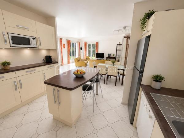 Vous ne pourrez que succomber au charme de cette superbe maison familiale aux volumes exceptionnels, parfaitement entretenue et idéalement située dans un environnement privilégié et verdoyant.

Dès l’entrée, vous serez séduits par ses beaux espaces et sa luminosité. La vaste pièce de vie cathédrale traversante, agrémentée d’une cheminée, offre une atmosphère chaleureuse et conviviale avec un accès direct aux terrasses et au jardin.

La cuisine aménagée et équipée complète parfaitement cet espace de vie pensé pour le confort de toute la famille.

Le rez-de-chaussée propose un espace nuit idéal avec 4 chambres, dont une magnifique suite parentale disposant de sa salle d’eau privative et de son dressing. Une salle de bains avec double vasque ainsi qu’un WC indépendant viennent compléter ce niveau.

À l’étage, une grande mezzanine offre de multiples possibilités : espace bureau, salle de jeux, coin lecture ou détente… Vous y trouverez également une grande salle d’eau, une chambre supplémentaire, un vaste atelier pouvant être aménagé en suite parentale, ainsi qu’un grand grenier offrant un beau potentiel pour créer une 7ème chambre.

Les prestations sont complétées par un garage double avec portes automatiques, un espace buanderie et une chaufferie équipée d’une chaudière gaz à condensation. Plusieurs stationnements sont également disponibles devant la maison.

Édifiée sur un magnifique terrain de 1 000 m², cette maison bénéficie d’un emplacement recherché, au calme d’une placette et entourée d’espaces verts. La résidence dispose également de terrains de tennis.

À proximité immédiate du campus Sainte-Thérèse, des commerces et des transports (RER E accessible à pied ou en bus), cette maison réunit tous les critères d’un bien rare sur le secteur.

Un véritable coup de cœur à découvrir sans tarder.