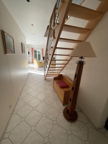 Vous ne pourrez que succomber au charme de cette superbe maison familiale aux volumes exceptionnels, parfaitement entretenue et idéalement située dans un environnement privilégié et verdoyant.

Dès l’entrée, vous serez séduits par ses beaux espaces et sa luminosité. La vaste pièce de vie cathédrale traversante, agrémentée d’une cheminée, offre une atmosphère chaleureuse et conviviale avec un accès direct aux terrasses et au jardin.

La cuisine aménagée et équipée complète parfaitement cet espace de vie pensé pour le confort de toute la famille.

Le rez-de-chaussée propose un espace nuit idéal avec 4 chambres, dont une magnifique suite parentale disposant de sa salle d’eau privative et de son dressing. Une salle de bains avec double vasque ainsi qu’un WC indépendant viennent compléter ce niveau.

À l’étage, une grande mezzanine offre de multiples possibilités : espace bureau, salle de jeux, coin lecture ou détente… Vous y trouverez également une grande salle d’eau, une chambre supplémentaire, un vaste atelier pouvant être aménagé en suite parentale, ainsi qu’un grand grenier offrant un beau potentiel pour créer une 7ème chambre.

Les prestations sont complétées par un garage double avec portes automatiques, un espace buanderie et une chaufferie équipée d’une chaudière gaz à condensation. Plusieurs stationnements sont également disponibles devant la maison.

Édifiée sur un magnifique terrain de 1 000 m², cette maison bénéficie d’un emplacement recherché, au calme d’une placette et entourée d’espaces verts. La résidence dispose également de terrains de tennis.

À proximité immédiate du campus Sainte-Thérèse, des commerces et des transports (RER E accessible à pied ou en bus), cette maison réunit tous les critères d’un bien rare sur le secteur.

Un véritable coup de cœur à découvrir sans tarder.