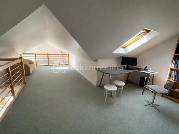 Vous ne pourrez que succomber au charme de cette superbe maison familiale aux volumes exceptionnels, parfaitement entretenue et idéalement située dans un environnement privilégié et verdoyant.

Dès l’entrée, vous serez séduits par ses beaux espaces et sa luminosité. La vaste pièce de vie cathédrale traversante, agrémentée d’une cheminée, offre une atmosphère chaleureuse et conviviale avec un accès direct aux terrasses et au jardin.

La cuisine aménagée et équipée complète parfaitement cet espace de vie pensé pour le confort de toute la famille.

Le rez-de-chaussée propose un espace nuit idéal avec 4 chambres, dont une magnifique suite parentale disposant de sa salle d’eau privative et de son dressing. Une salle de bains avec double vasque ainsi qu’un WC indépendant viennent compléter ce niveau.

À l’étage, une grande mezzanine offre de multiples possibilités : espace bureau, salle de jeux, coin lecture ou détente… Vous y trouverez également une grande salle d’eau, une chambre supplémentaire, un vaste atelier pouvant être aménagé en suite parentale, ainsi qu’un grand grenier offrant un beau potentiel pour créer une 7ème chambre.

Les prestations sont complétées par un garage double avec portes automatiques, un espace buanderie et une chaufferie équipée d’une chaudière gaz à condensation. Plusieurs stationnements sont également disponibles devant la maison.

Édifiée sur un magnifique terrain de 1 000 m², cette maison bénéficie d’un emplacement recherché, au calme d’une placette et entourée d’espaces verts. La résidence dispose également de terrains de tennis.

À proximité immédiate du campus Sainte-Thérèse, des commerces et des transports (RER E accessible à pied ou en bus), cette maison réunit tous les critères d’un bien rare sur le secteur.

Un véritable coup de cœur à découvrir sans tarder.