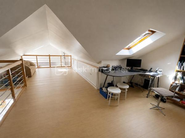 Vous ne pourrez que succomber au charme de cette superbe maison familiale aux volumes exceptionnels, parfaitement entretenue et idéalement située dans un environnement privilégié et verdoyant.

Dès l’entrée, vous serez séduits par ses beaux espaces et sa luminosité. La vaste pièce de vie cathédrale traversante, agrémentée d’une cheminée, offre une atmosphère chaleureuse et conviviale avec un accès direct aux terrasses et au jardin.

La cuisine aménagée et équipée complète parfaitement cet espace de vie pensé pour le confort de toute la famille.

Le rez-de-chaussée propose un espace nuit idéal avec 4 chambres, dont une magnifique suite parentale disposant de sa salle d’eau privative et de son dressing. Une salle de bains avec double vasque ainsi qu’un WC indépendant viennent compléter ce niveau.

À l’étage, une grande mezzanine offre de multiples possibilités : espace bureau, salle de jeux, coin lecture ou détente… Vous y trouverez également une grande salle d’eau, une chambre supplémentaire, un vaste atelier pouvant être aménagé en suite parentale, ainsi qu’un grand grenier offrant un beau potentiel pour créer une 7ème chambre.

Les prestations sont complétées par un garage double avec portes automatiques, un espace buanderie et une chaufferie équipée d’une chaudière gaz à condensation. Plusieurs stationnements sont également disponibles devant la maison.

Édifiée sur un magnifique terrain de 1 000 m², cette maison bénéficie d’un emplacement recherché, au calme d’une placette et entourée d’espaces verts. La résidence dispose également de terrains de tennis.

À proximité immédiate du campus Sainte-Thérèse, des commerces et des transports (RER E accessible à pied ou en bus), cette maison réunit tous les critères d’un bien rare sur le secteur.

Un véritable coup de cœur à découvrir sans tarder.