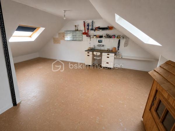 Vous ne pourrez que succomber au charme de cette superbe maison familiale aux volumes exceptionnels, parfaitement entretenue et idéalement située dans un environnement privilégié et verdoyant.

Dès l’entrée, vous serez séduits par ses beaux espaces et sa luminosité. La vaste pièce de vie cathédrale traversante, agrémentée d’une cheminée, offre une atmosphère chaleureuse et conviviale avec un accès direct aux terrasses et au jardin.

La cuisine aménagée et équipée complète parfaitement cet espace de vie pensé pour le confort de toute la famille.

Le rez-de-chaussée propose un espace nuit idéal avec 4 chambres, dont une magnifique suite parentale disposant de sa salle d’eau privative et de son dressing. Une salle de bains avec double vasque ainsi qu’un WC indépendant viennent compléter ce niveau.

À l’étage, une grande mezzanine offre de multiples possibilités : espace bureau, salle de jeux, coin lecture ou détente… Vous y trouverez également une grande salle d’eau, une chambre supplémentaire, un vaste atelier pouvant être aménagé en suite parentale, ainsi qu’un grand grenier offrant un beau potentiel pour créer une 7ème chambre.

Les prestations sont complétées par un garage double avec portes automatiques, un espace buanderie et une chaufferie équipée d’une chaudière gaz à condensation. Plusieurs stationnements sont également disponibles devant la maison.

Édifiée sur un magnifique terrain de 1 000 m², cette maison bénéficie d’un emplacement recherché, au calme d’une placette et entourée d’espaces verts. La résidence dispose également de terrains de tennis.

À proximité immédiate du campus Sainte-Thérèse, des commerces et des transports (RER E accessible à pied ou en bus), cette maison réunit tous les critères d’un bien rare sur le secteur.

Un véritable coup de cœur à découvrir sans tarder.