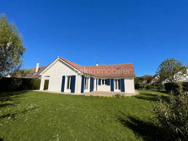 Vous ne pourrez que succomber au charme de cette superbe maison familiale aux volumes exceptionnels, parfaitement entretenue et idéalement située dans un environnement privilégié et verdoyant.

Dès l’entrée, vous serez séduits par ses beaux espaces et sa luminosité. La vaste pièce de vie cathédrale traversante, agrémentée d’une cheminée, offre une atmosphère chaleureuse et conviviale avec un accès direct aux terrasses et au jardin.

La cuisine aménagée et équipée complète parfaitement cet espace de vie pensé pour le confort de toute la famille.

Le rez-de-chaussée propose un espace nuit idéal avec 4 chambres, dont une magnifique suite parentale disposant de sa salle d’eau privative et de son dressing. Une salle de bains avec double vasque ainsi qu’un WC indépendant viennent compléter ce niveau.

À l’étage, une grande mezzanine offre de multiples possibilités : espace bureau, salle de jeux, coin lecture ou détente… Vous y trouverez également une grande salle d’eau, une chambre supplémentaire, un vaste atelier pouvant être aménagé en suite parentale, ainsi qu’un grand grenier offrant un beau potentiel pour créer une 7ème chambre.

Les prestations sont complétées par un garage double avec portes automatiques, un espace buanderie et une chaufferie équipée d’une chaudière gaz à condensation. Plusieurs stationnements sont également disponibles devant la maison.

Édifiée sur un magnifique terrain de 1 000 m², cette maison bénéficie d’un emplacement recherché, au calme d’une placette et entourée d’espaces verts. La résidence dispose également de terrains de tennis.

À proximité immédiate du campus Sainte-Thérèse, des commerces et des transports (RER E accessible à pied ou en bus), cette maison réunit tous les critères d’un bien rare sur le secteur.

Un véritable coup de cœur à découvrir sans tarder.