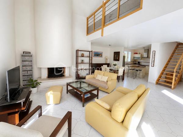 Vous ne pourrez que succomber au charme de cette superbe maison familiale aux volumes exceptionnels, parfaitement entretenue et idéalement située dans un environnement privilégié et verdoyant.

Dès l’entrée, vous serez séduits par ses beaux espaces et sa luminosité. La vaste pièce de vie cathédrale traversante, agrémentée d’une cheminée, offre une atmosphère chaleureuse et conviviale avec un accès direct aux terrasses et au jardin.

La cuisine aménagée et équipée complète parfaitement cet espace de vie pensé pour le confort de toute la famille.

Le rez-de-chaussée propose un espace nuit idéal avec 4 chambres, dont une magnifique suite parentale disposant de sa salle d’eau privative et de son dressing. Une salle de bains avec double vasque ainsi qu’un WC indépendant viennent compléter ce niveau.

À l’étage, une grande mezzanine offre de multiples possibilités : espace bureau, salle de jeux, coin lecture ou détente… Vous y trouverez également une grande salle d’eau, une chambre supplémentaire, un vaste atelier pouvant être aménagé en suite parentale, ainsi qu’un grand grenier offrant un beau potentiel pour créer une 7ème chambre.

Les prestations sont complétées par un garage double avec portes automatiques, un espace buanderie et une chaufferie équipée d’une chaudière gaz à condensation. Plusieurs stationnements sont également disponibles devant la maison.

Édifiée sur un magnifique terrain de 1 000 m², cette maison bénéficie d’un emplacement recherché, au calme d’une placette et entourée d’espaces verts. La résidence dispose également de terrains de tennis.

À proximité immédiate du campus Sainte-Thérèse, des commerces et des transports (RER E accessible à pied ou en bus), cette maison réunit tous les critères d’un bien rare sur le secteur.

Un véritable coup de cœur à découvrir sans tarder.