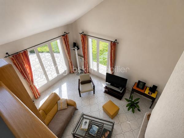 Vous ne pourrez que succomber au charme de cette superbe maison familiale aux volumes exceptionnels, parfaitement entretenue et idéalement située dans un environnement privilégié et verdoyant.

Dès l’entrée, vous serez séduits par ses beaux espaces et sa luminosité. La vaste pièce de vie cathédrale traversante, agrémentée d’une cheminée, offre une atmosphère chaleureuse et conviviale avec un accès direct aux terrasses et au jardin.

La cuisine aménagée et équipée complète parfaitement cet espace de vie pensé pour le confort de toute la famille.

Le rez-de-chaussée propose un espace nuit idéal avec 4 chambres, dont une magnifique suite parentale disposant de sa salle d’eau privative et de son dressing. Une salle de bains avec double vasque ainsi qu’un WC indépendant viennent compléter ce niveau.

À l’étage, une grande mezzanine offre de multiples possibilités : espace bureau, salle de jeux, coin lecture ou détente… Vous y trouverez également une grande salle d’eau, une chambre supplémentaire, un vaste atelier pouvant être aménagé en suite parentale, ainsi qu’un grand grenier offrant un beau potentiel pour créer une 7ème chambre.

Les prestations sont complétées par un garage double avec portes automatiques, un espace buanderie et une chaufferie équipée d’une chaudière gaz à condensation. Plusieurs stationnements sont également disponibles devant la maison.

Édifiée sur un magnifique terrain de 1 000 m², cette maison bénéficie d’un emplacement recherché, au calme d’une placette et entourée d’espaces verts. La résidence dispose également de terrains de tennis.

À proximité immédiate du campus Sainte-Thérèse, des commerces et des transports (RER E accessible à pied ou en bus), cette maison réunit tous les critères d’un bien rare sur le secteur.

Un véritable coup de cœur à découvrir sans tarder.