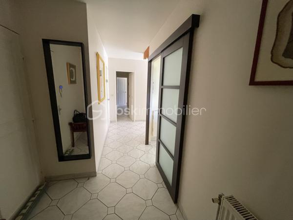 Vous ne pourrez que succomber au charme de cette superbe maison familiale aux volumes exceptionnels, parfaitement entretenue et idéalement située dans un environnement privilégié et verdoyant.

Dès l’entrée, vous serez séduits par ses beaux espaces et sa luminosité. La vaste pièce de vie cathédrale traversante, agrémentée d’une cheminée, offre une atmosphère chaleureuse et conviviale avec un accès direct aux terrasses et au jardin.

La cuisine aménagée et équipée complète parfaitement cet espace de vie pensé pour le confort de toute la famille.

Le rez-de-chaussée propose un espace nuit idéal avec 4 chambres, dont une magnifique suite parentale disposant de sa salle d’eau privative et de son dressing. Une salle de bains avec double vasque ainsi qu’un WC indépendant viennent compléter ce niveau.

À l’étage, une grande mezzanine offre de multiples possibilités : espace bureau, salle de jeux, coin lecture ou détente… Vous y trouverez également une grande salle d’eau, une chambre supplémentaire, un vaste atelier pouvant être aménagé en suite parentale, ainsi qu’un grand grenier offrant un beau potentiel pour créer une 7ème chambre.

Les prestations sont complétées par un garage double avec portes automatiques, un espace buanderie et une chaufferie équipée d’une chaudière gaz à condensation. Plusieurs stationnements sont également disponibles devant la maison.

Édifiée sur un magnifique terrain de 1 000 m², cette maison bénéficie d’un emplacement recherché, au calme d’une placette et entourée d’espaces verts. La résidence dispose également de terrains de tennis.

À proximité immédiate du campus Sainte-Thérèse, des commerces et des transports (RER E accessible à pied ou en bus), cette maison réunit tous les critères d’un bien rare sur le secteur.

Un véritable coup de cœur à découvrir sans tarder.