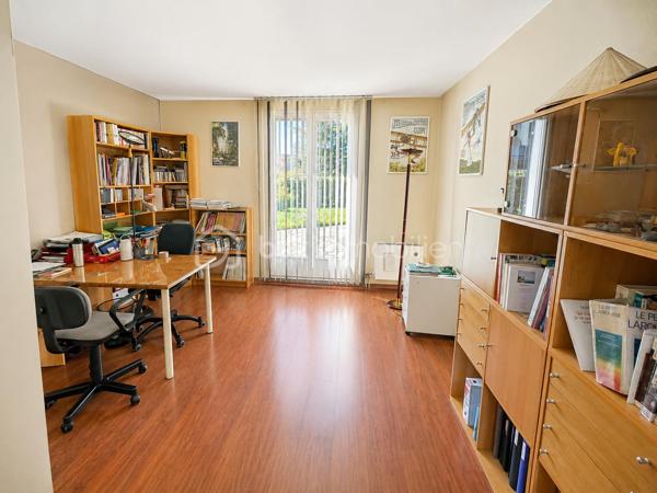 Vous ne pourrez que succomber au charme de cette superbe maison familiale aux volumes exceptionnels, parfaitement entretenue et idéalement située dans un environnement privilégié et verdoyant.

Dès l’entrée, vous serez séduits par ses beaux espaces et sa luminosité. La vaste pièce de vie cathédrale traversante, agrémentée d’une cheminée, offre une atmosphère chaleureuse et conviviale avec un accès direct aux terrasses et au jardin.

La cuisine aménagée et équipée complète parfaitement cet espace de vie pensé pour le confort de toute la famille.

Le rez-de-chaussée propose un espace nuit idéal avec 4 chambres, dont une magnifique suite parentale disposant de sa salle d’eau privative et de son dressing. Une salle de bains avec double vasque ainsi qu’un WC indépendant viennent compléter ce niveau.

À l’étage, une grande mezzanine offre de multiples possibilités : espace bureau, salle de jeux, coin lecture ou détente… Vous y trouverez également une grande salle d’eau, une chambre supplémentaire, un vaste atelier pouvant être aménagé en suite parentale, ainsi qu’un grand grenier offrant un beau potentiel pour créer une 7ème chambre.

Les prestations sont complétées par un garage double avec portes automatiques, un espace buanderie et une chaufferie équipée d’une chaudière gaz à condensation. Plusieurs stationnements sont également disponibles devant la maison.

Édifiée sur un magnifique terrain de 1 000 m², cette maison bénéficie d’un emplacement recherché, au calme d’une placette et entourée d’espaces verts. La résidence dispose également de terrains de tennis.

À proximité immédiate du campus Sainte-Thérèse, des commerces et des transports (RER E accessible à pied ou en bus), cette maison réunit tous les critères d’un bien rare sur le secteur.

Un véritable coup de cœur à découvrir sans tarder.