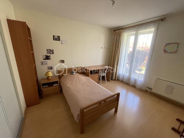 Vous ne pourrez que succomber au charme de cette superbe maison familiale aux volumes exceptionnels, parfaitement entretenue et idéalement située dans un environnement privilégié et verdoyant.

Dès l’entrée, vous serez séduits par ses beaux espaces et sa luminosité. La vaste pièce de vie cathédrale traversante, agrémentée d’une cheminée, offre une atmosphère chaleureuse et conviviale avec un accès direct aux terrasses et au jardin.

La cuisine aménagée et équipée complète parfaitement cet espace de vie pensé pour le confort de toute la famille.

Le rez-de-chaussée propose un espace nuit idéal avec 4 chambres, dont une magnifique suite parentale disposant de sa salle d’eau privative et de son dressing. Une salle de bains avec double vasque ainsi qu’un WC indépendant viennent compléter ce niveau.

À l’étage, une grande mezzanine offre de multiples possibilités : espace bureau, salle de jeux, coin lecture ou détente… Vous y trouverez également une grande salle d’eau, une chambre supplémentaire, un vaste atelier pouvant être aménagé en suite parentale, ainsi qu’un grand grenier offrant un beau potentiel pour créer une 7ème chambre.

Les prestations sont complétées par un garage double avec portes automatiques, un espace buanderie et une chaufferie équipée d’une chaudière gaz à condensation. Plusieurs stationnements sont également disponibles devant la maison.

Édifiée sur un magnifique terrain de 1 000 m², cette maison bénéficie d’un emplacement recherché, au calme d’une placette et entourée d’espaces verts. La résidence dispose également de terrains de tennis.

À proximité immédiate du campus Sainte-Thérèse, des commerces et des transports (RER E accessible à pied ou en bus), cette maison réunit tous les critères d’un bien rare sur le secteur.

Un véritable coup de cœur à découvrir sans tarder.