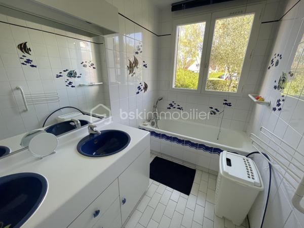 Vous ne pourrez que succomber au charme de cette superbe maison familiale aux volumes exceptionnels, parfaitement entretenue et idéalement située dans un environnement privilégié et verdoyant.

Dès l’entrée, vous serez séduits par ses beaux espaces et sa luminosité. La vaste pièce de vie cathédrale traversante, agrémentée d’une cheminée, offre une atmosphère chaleureuse et conviviale avec un accès direct aux terrasses et au jardin.

La cuisine aménagée et équipée complète parfaitement cet espace de vie pensé pour le confort de toute la famille.

Le rez-de-chaussée propose un espace nuit idéal avec 4 chambres, dont une magnifique suite parentale disposant de sa salle d’eau privative et de son dressing. Une salle de bains avec double vasque ainsi qu’un WC indépendant viennent compléter ce niveau.

À l’étage, une grande mezzanine offre de multiples possibilités : espace bureau, salle de jeux, coin lecture ou détente… Vous y trouverez également une grande salle d’eau, une chambre supplémentaire, un vaste atelier pouvant être aménagé en suite parentale, ainsi qu’un grand grenier offrant un beau potentiel pour créer une 7ème chambre.

Les prestations sont complétées par un garage double avec portes automatiques, un espace buanderie et une chaufferie équipée d’une chaudière gaz à condensation. Plusieurs stationnements sont également disponibles devant la maison.

Édifiée sur un magnifique terrain de 1 000 m², cette maison bénéficie d’un emplacement recherché, au calme d’une placette et entourée d’espaces verts. La résidence dispose également de terrains de tennis.

À proximité immédiate du campus Sainte-Thérèse, des commerces et des transports (RER E accessible à pied ou en bus), cette maison réunit tous les critères d’un bien rare sur le secteur.

Un véritable coup de cœur à découvrir sans tarder.