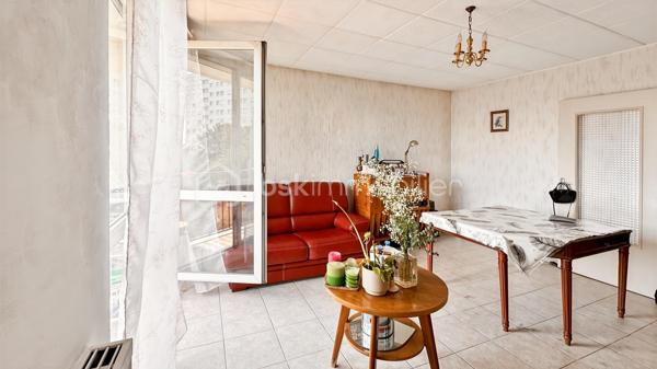 Il est des appartements dans lesquels on se sent immédiatement chez soi.
Situé au 1er étage d’une résidence sécurisée et soigneusement entretenue, venez découvrir ce charmant 2 pièces de 50 m², idéal pour une résidence principale ou un investissement.
Il se compose:
d'une entrée;
d'un séjour lumineux de 16,37 m², véritable cœur de l’appartement, s’ouvre sur un agréable balcon exposé plein sud. 
Une cuisine indépendante de 7,20 m². 
Une chambre confortable de 10,82 m².
Une salle d'eau.
Les + du bien:
Pensé pour le confort de ses occupants, le bien dispose également de volets roulants électriques, 
d’une cave, 
d’une place de parking couverte et sécurisée, ainsi que d’un accès à la résidence par bip et porte automatique. 
La copropriété permet également l’installation d’une borne de recharge pour véhicule électrique (sous réserve des autorisations en vigueur).
Le chauffage collectif assure un confort constant tout au long de l’année. 
Le logement bénéficie d’un DPE classé D, offrant un bon équilibre entre confort et performance énergétique.
Idéalement situé, vous profiterez d’un environnement pratique, à proximité immédiate de Rosny 2, du centre commercial Domus, des transports (métro 11, RER E, et nombreux bus: 121 -  221 - 143  - 346 - Noctilien N142) , des commerces et de toutes les commodités nécessaires à une vie quotidienne agréable.
Que vous soyez à la recherche de votre première résidence principale, d’un pied-à-terre ou d’un investissement patrimonial de qualité, cet appartement saura vous séduire par son équilibre entre fonctionnalité, luminosité et emplacement.
Une visite suffira pour en apprécier tout le potentiel.